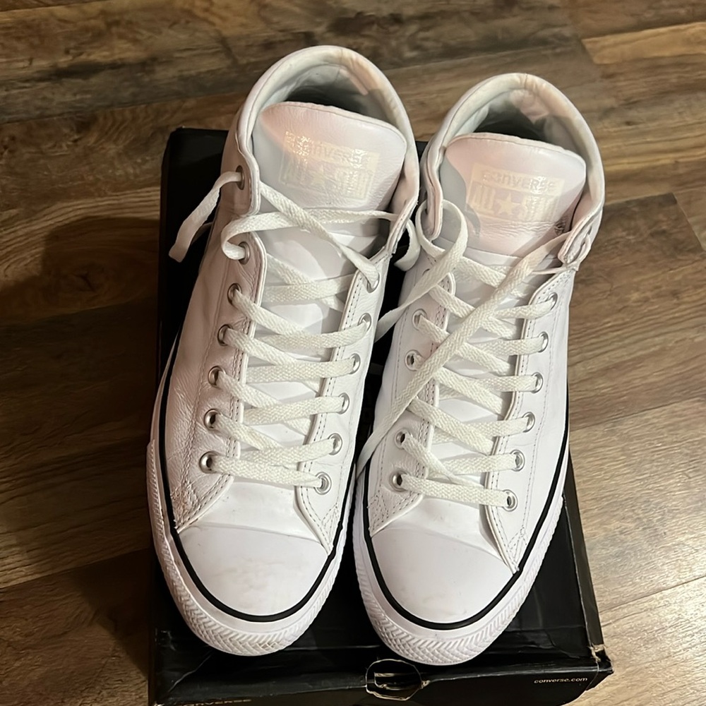 Men’s low top converse sneakers